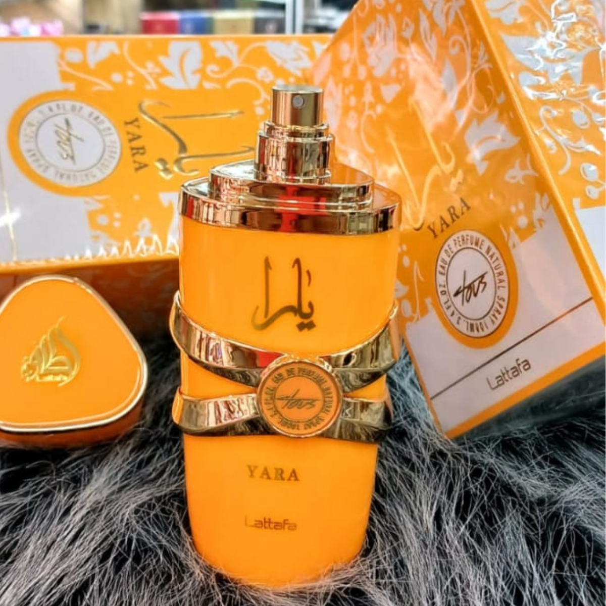 YARA TOUS LATTAFA FRAGRANTICA MUJER: La Fragancia Ideal en Onlineshoppingcenterg Descubre YARA TOUS LATTAFA FRAGRANTICA MUJER Si estás buscando comprar YARA TOUS LATTAFA FRAGRANTICA MUJER, has llegado al lugar indicado. Esta fragancia es conocida por su exquisito aroma y su elegante presentación, ideal para mujeres que buscan destacar en cualquier ocasión. En Onlineshoppingcenterg, te ofrecemos esta fragancia original y a los mejores precios.  ¿Por Qué Elegir YARA TOUS LATTAFA FRAGRANTICA MUJER? Notas de la Fragancia El Perfume Yara de Lattafa combina notas florales y frutales, creando un aroma fresco y duradero. Perfecto para uso diario o eventos especiales, este perfume te hará sentir única y segura de ti misma.  Variedades Disponibles Yara Tous Lattafa: La versión más popular, perfecta para cualquier ocasión. Yara Lattafa Blanco: Con un aroma suave y delicado, ideal para mujeres que prefieren fragancias ligeras. Lattafa Yara Moi: Una variante que resalta por su combinación de notas dulces y frescas. Beneficios de Comprar en Onlineshoppingcenterg Precios Competitivos En Onlineshoppingcenterg, ofrecemos YARA TOUS LATTAFA FRAGRANTICA MUJER a precios inigualables. Además, contamos con ofertas y descuentos especiales.  Envío Rápido y Seguro Nos aseguramos de que tu perfume llegue rápidamente y en perfectas condiciones. Ofrecemos envío seguro tanto a nivel nacional como internacional.  Opiniones de Clientes Las opiniones sobre YARA TOUS LATTAFA FRAGRANTICA MUJER son muy positivas. Nuestras clientas destacan la durabilidad del aroma y la calidad del producto.  Comparación de Fragancias Yara Lattafa Yara Tous Lattafa vs Yara Lattafa Blanco Yara Tous Lattafa: Ideal para quienes buscan una fragancia intensa y duradera. Yara Lattafa Blanco: Perfecto para quienes prefieren un aroma más suave y delicado.